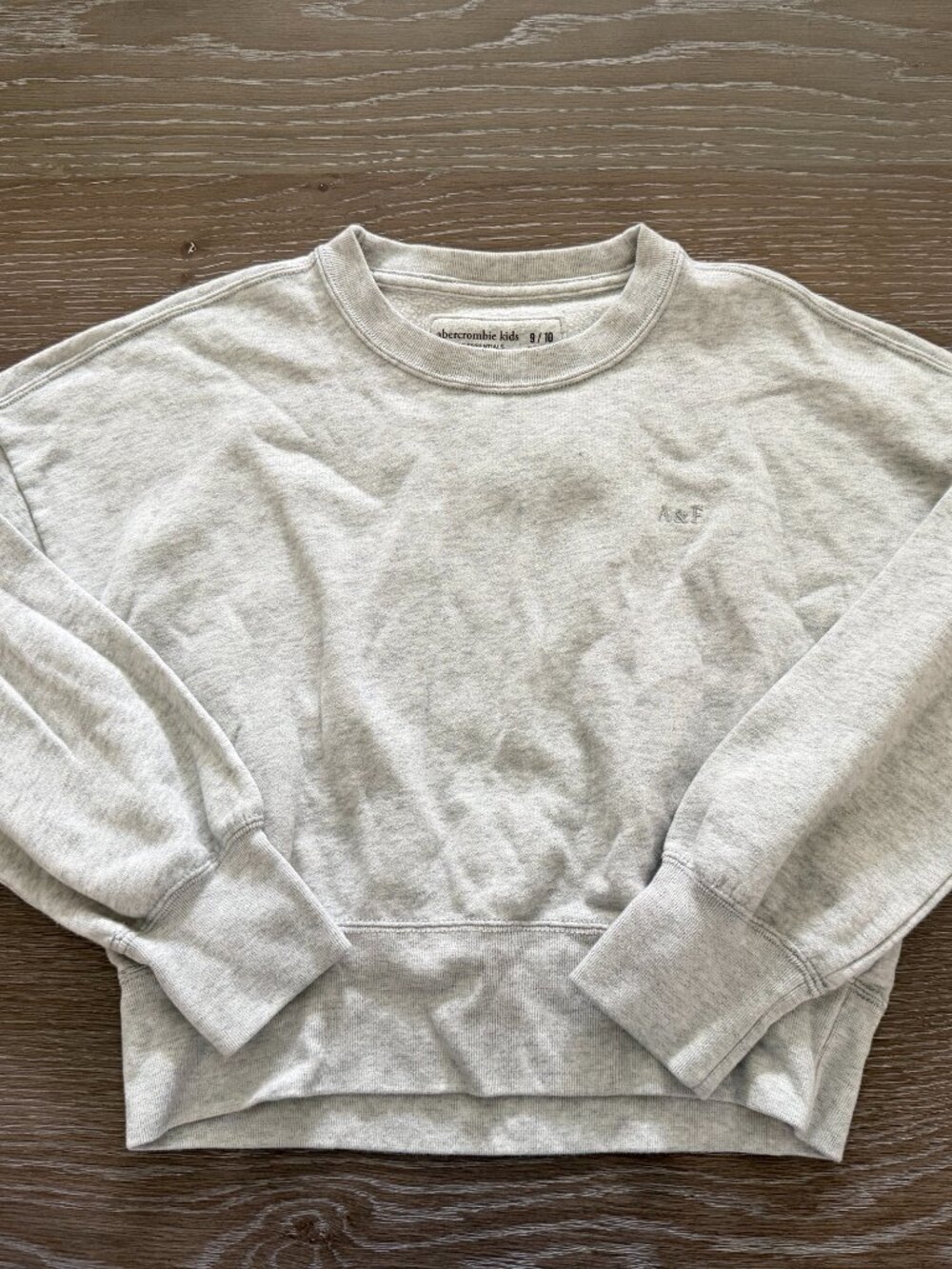 Girls Abercrombie Kids light gray A&F Essentials cropped sweatshirt size 9/10